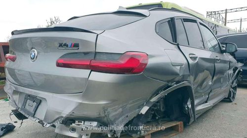 Cinci automobile de lux, blocate de polițiștii de frontieră în Portul Constanța / Mașinile erau avariate total, iar legislația nu permite importul lor