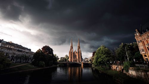 Un tânăr și-a dat foc în faţa Catedralei din Strasbourg / Aproximativ zece pompieri au participat la intervenție / Bărbatul a fost condus în stare de urgență la spital