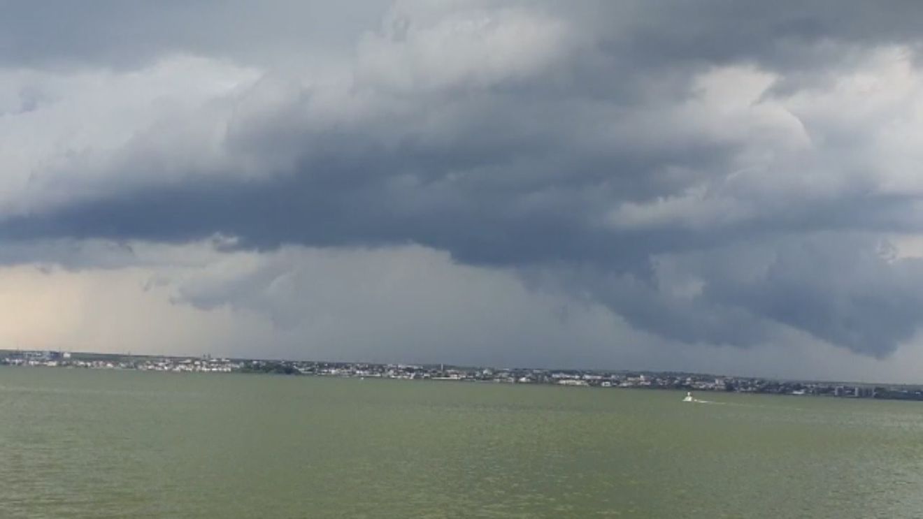 VIDEO Trei persoane au fost recuperate de pompieri după ce s-au răsturnat cu velierul pe lacul Siutghiol din Mamaia/ Constanța se află sub cod portocaliu de vreme rea