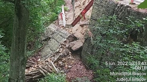 Zidul de sprijin al drumului spre Poiana Brașov, surpat pe 14 metri