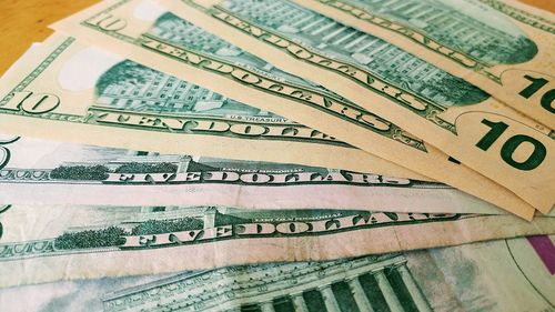 Euro se apreciază în raport cu dolarul și revine peste pragul de paritate