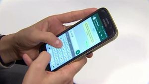 Opțiunea de la WhatsApp care ar trebui dezactivată de toți utilizatorii. Telefonul poate fi compromis chiar dacă e în buzunar