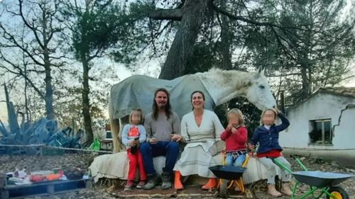 Copii crescuți în pădure, printre cai, măgari și găini, departe de civilizație. Povestea familiei care a renunțat la lumea modernă pentru a-și construi un univers cu animale