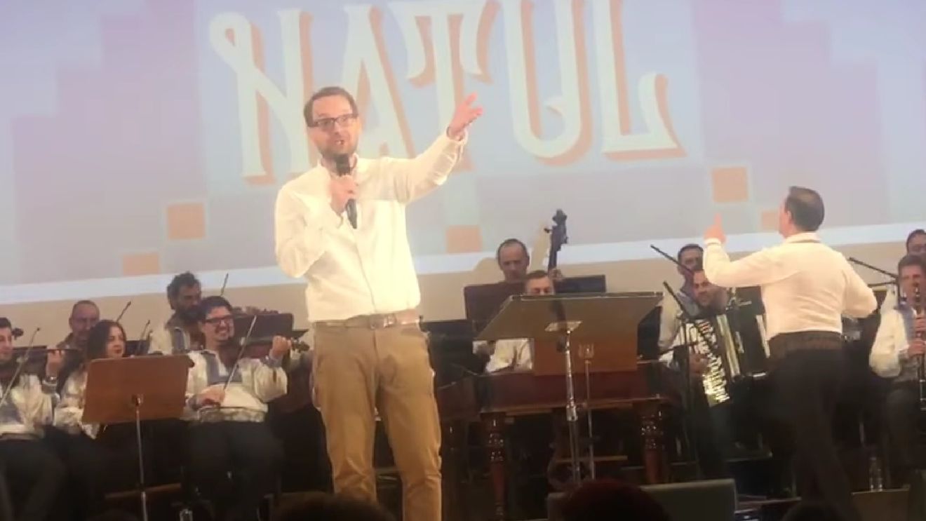 VIDEO Dominic Fritz cântă ”imnul” Banatului pe scena Filarmonicii/ Și fostul primar al Timișoarei, Nicolae Robu, era un iubitor al muzicii