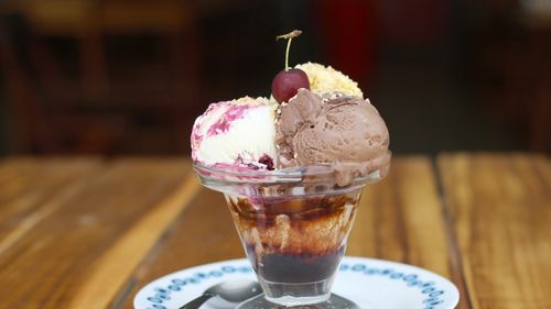 Există înghețată sănătoasă? Un dietetician analizează înghețata fără zahăr, cu proteine sau cu probiotice / Sfaturi pentru un consum responsabil