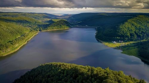 Un proiect de înfiinţare a unui parc fotovoltaic pe suprafaţa lacului Zetea din Harghita stârneşte nemulţumirea localnicilor / Petiție online pentru oprirea investiției