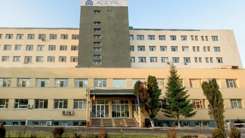 Copil operat pe creier în semiîntuneric de o tumoră gigant de 10 centimetri, în premieră naţională, în Iași