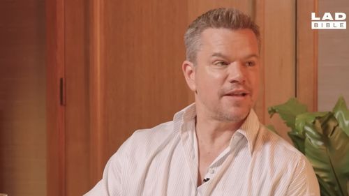 Actorul Matt Damon spune că Netflix vrea ca filmele să repete intriga de trei sau patru ori în dialog, deoarece spectatorii sunt „pe telefoane”