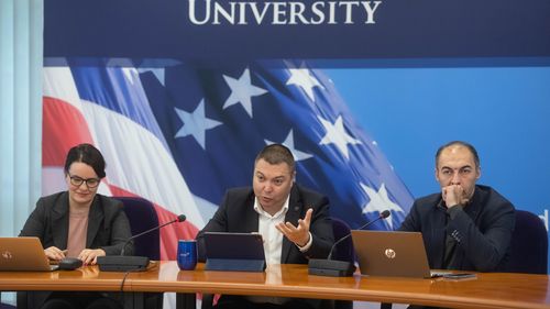 VIDEO Dezbatere G4Media și Entr despre „Informații reale sau zvonuri? De ce să mai urmărim presa”. Bianca Toma, directoarea CRPE: „Aș spune că este nevoie de protecția consumatorului de informație”/ Dialogul cu studenții