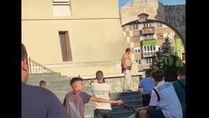 Un bărbat a amenințat că-și dă foc după ce a primit facturile la curent și gaz. Negocieri cu forțele de intervenție pe treptele Catedralei din Caransebeș
