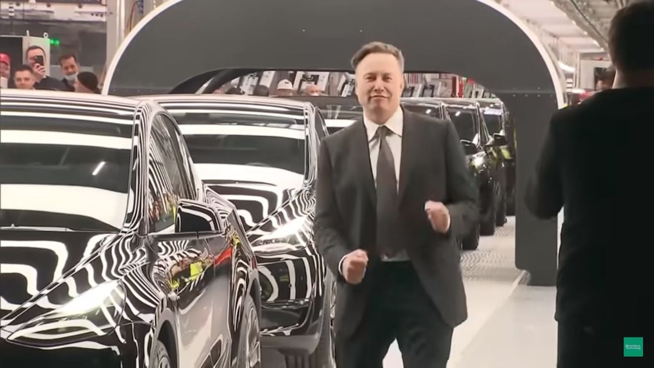 Elon Musk îl indică pe cofondatorul Microsoft, Bill Gates, că ar fi făcut plasamente de tip short-selling pentru acţiunile Tesla