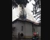 Turla unei biserici din Bacău a luat foc / Pompierii intervin pentru lichidarea incendiului care s-a extins pe sute de metri pătraţi