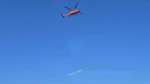 VIDEO Un elicopter Black Hawk transportă patru stâlpi de electricitate în zonele afectate de inundații din județul Galați / Cel mai greu dintre aceștia cântărește peste un sfert de tonă