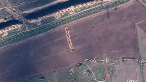 Imagini din satelit arată noi tranșee rusești în nordul Crimeei, aproape de granița cu regiunea Herson