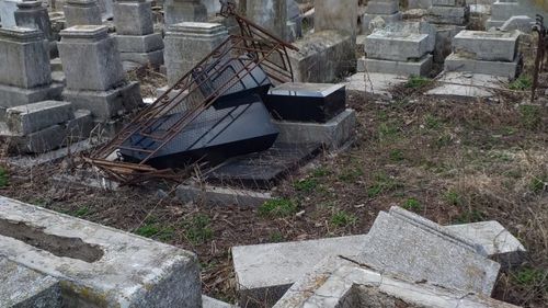 UPDATE: Guvernul reacționează, după aproape o săptămână, la vandalizarea cimitirului evreiesc din Huși / Ministerul de Interne precizează că a fost declanșată o anchetă