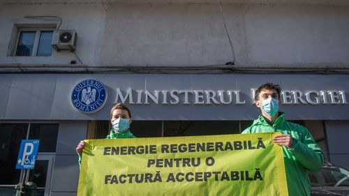 GALERIE FOTO Protest pentru investiții verzi la Ministerul Energiei: O factură uriașă, de 1 metru și jumătate înălțime, a fost adusă guvernanților