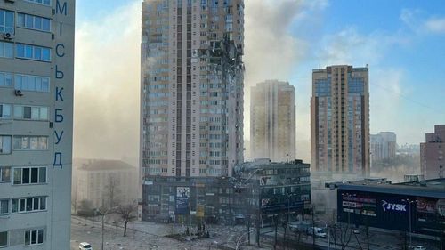 VIDEO Un bloc din Kiev, distrus de bombardamente. Salvatorii încearcă să-i ajute pe supraviețuitorii atacului