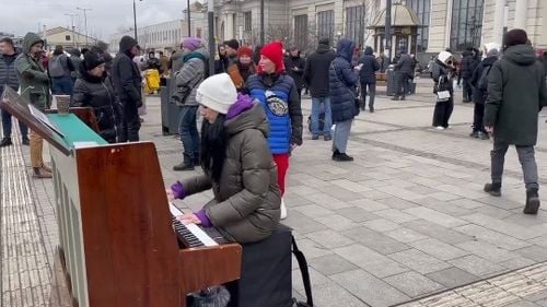 VIDEO O pianistă cântă pentru refugiații din gara Lvov