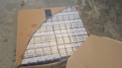 Trei poliţişti de frontieră din Arad, sub control judiciar / Au dispărut 1.000 de baxuri de țigări din camera de probe