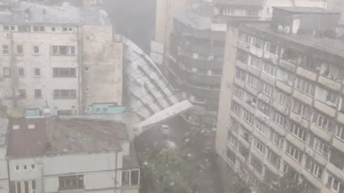 Două schele s-au desprins de pe clădiri, pe strada Ştirbei Vodă şi pe Bulevardul Regina Elisabeta din București, în urma unei furtuni