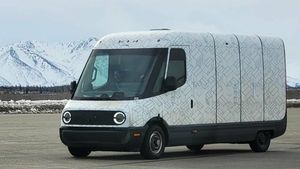 ANALIZĂ România, Polonia și Ungaria sunt luate în calcul de Mercedes și Rivian pentru producția de dube electrice. Ce avantaje oferă fiecare țară și ce șanse are fiecare de a obține investiția