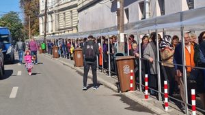 Coadă de peste un kilometru, luni dimineaţă, la moaştele Sf. Parascheva / ”Am văzut în ultimii ani că erau și cozi de 20 de ore. Dar noi am stat doar 2 ore, a fost cald, frumos...”