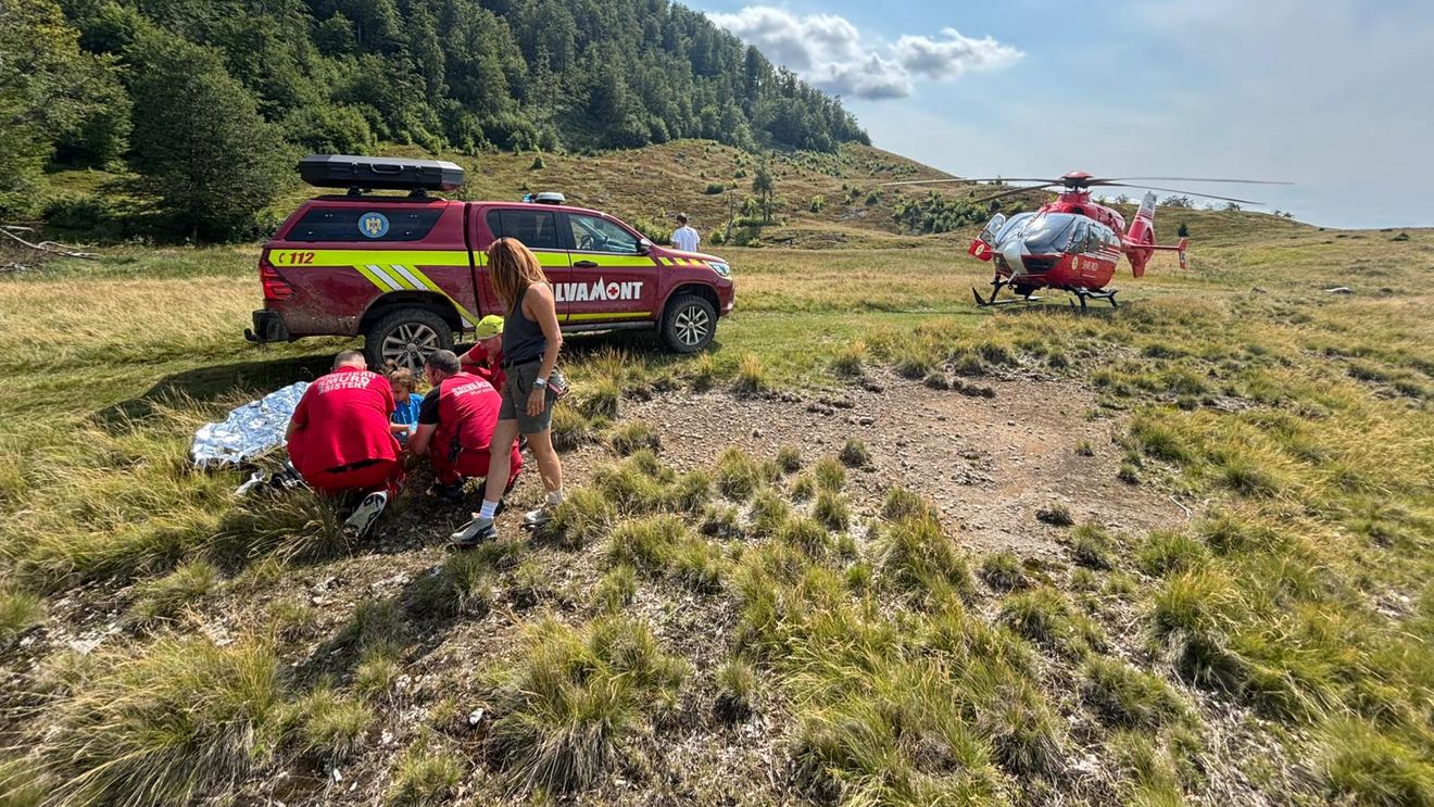 Ucrainean rătăcit de şapte zile în munții Maramureșului, găsit de culegătorii de ciuperci / Bărbatul a fost transportat la spital în stare gravă