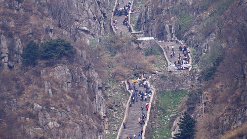 Exoscheleții robotizați ajută turiștii chinezi să escaladeze cel mai dificil munte din țară