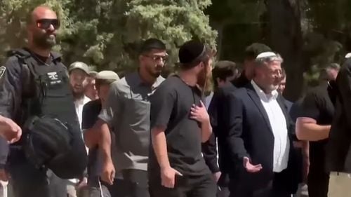 VIDEO Ministrul israelian  al Securităţii Interne, Itamar Ben Gvir, provoacă printr-o rugăciune cu aproximativ 3.000 de persoane la Moscheea Al-Aqsa, pe Esplanada Moscheilor, o încălcare a statu-quoului în vigoare din 1967
