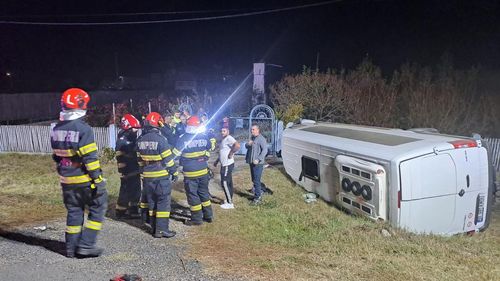 UPDATE ISU Argeș a activat planul roșu de intervenție, în urma unui grav accident de circulație produs la Fețeni, pe DN7. Un microbuz în care se aflau 12 persoane s-a răsturnat