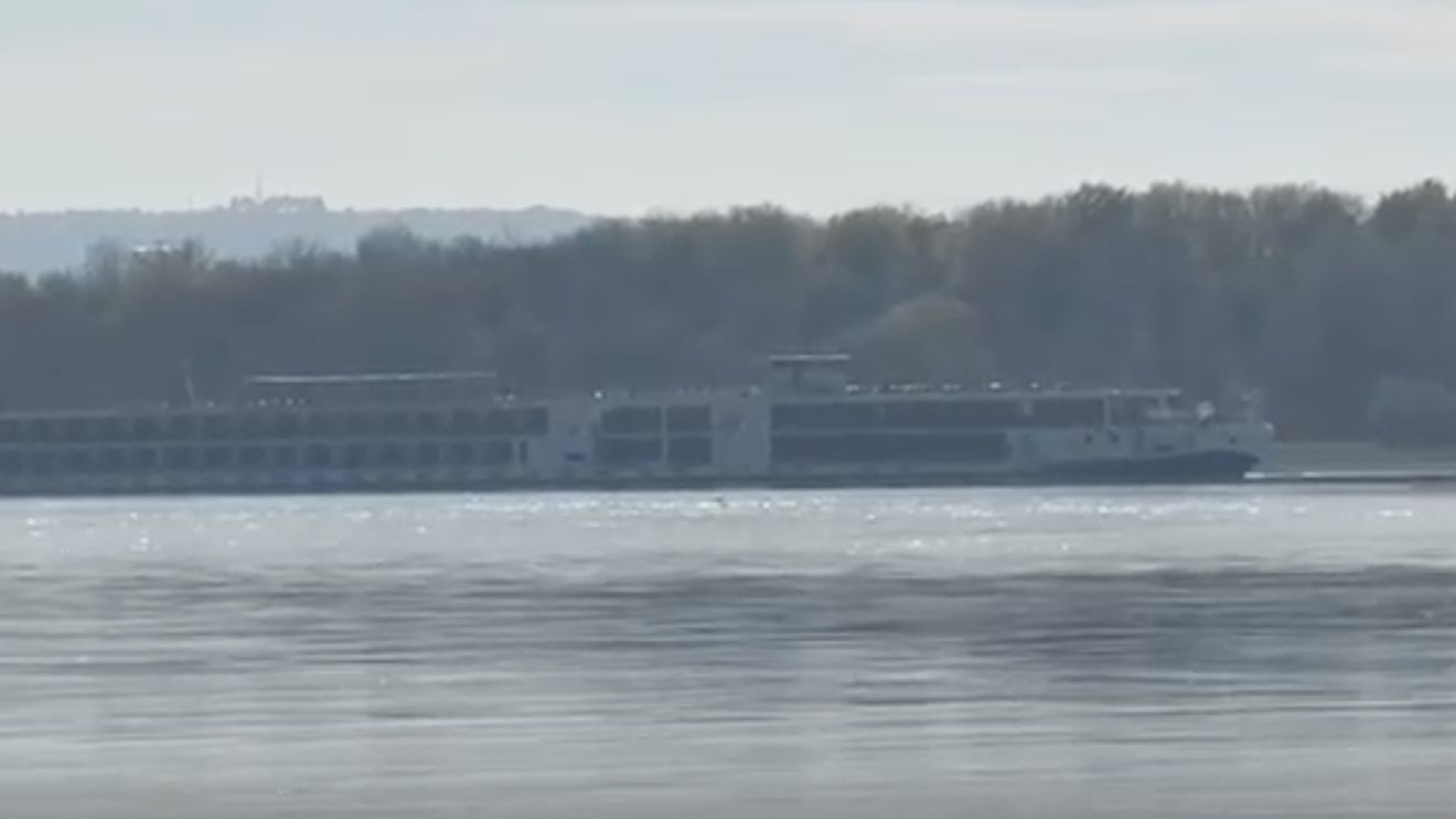 Vas de croazieră eșuat pe Dunăre, la Gârla Mare / La bordul navei sub pavilion elvețian sunt 234 de persoane / Vasul a eșuat pe un banc de nisip, din cauza nivelului scăzut al Dunării / Se deplasa spre Viena