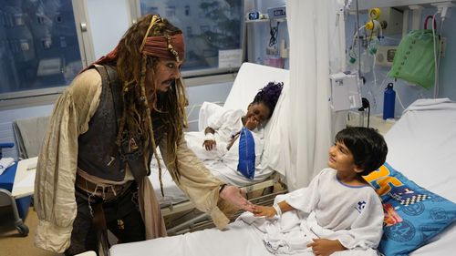 Johnny Depp, îmbrăcat în pirat, le face o surpriză copiilor aflaţi într-un spital din Spania