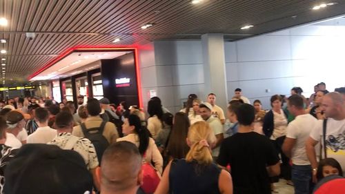 VIDEO Scandal la aeroport după ce Blue Air a anulat zborurile din România. Pasagerii au aflat că nu mai au cu ce să zboare