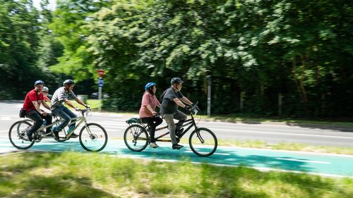 Nevăzători pe bicicletă: evenimentul „unstoppable” are loc la Sibiu, în weekend / Perechi de tineri nevăzători și tipici vor participa la acțiuni de recreere și sportive