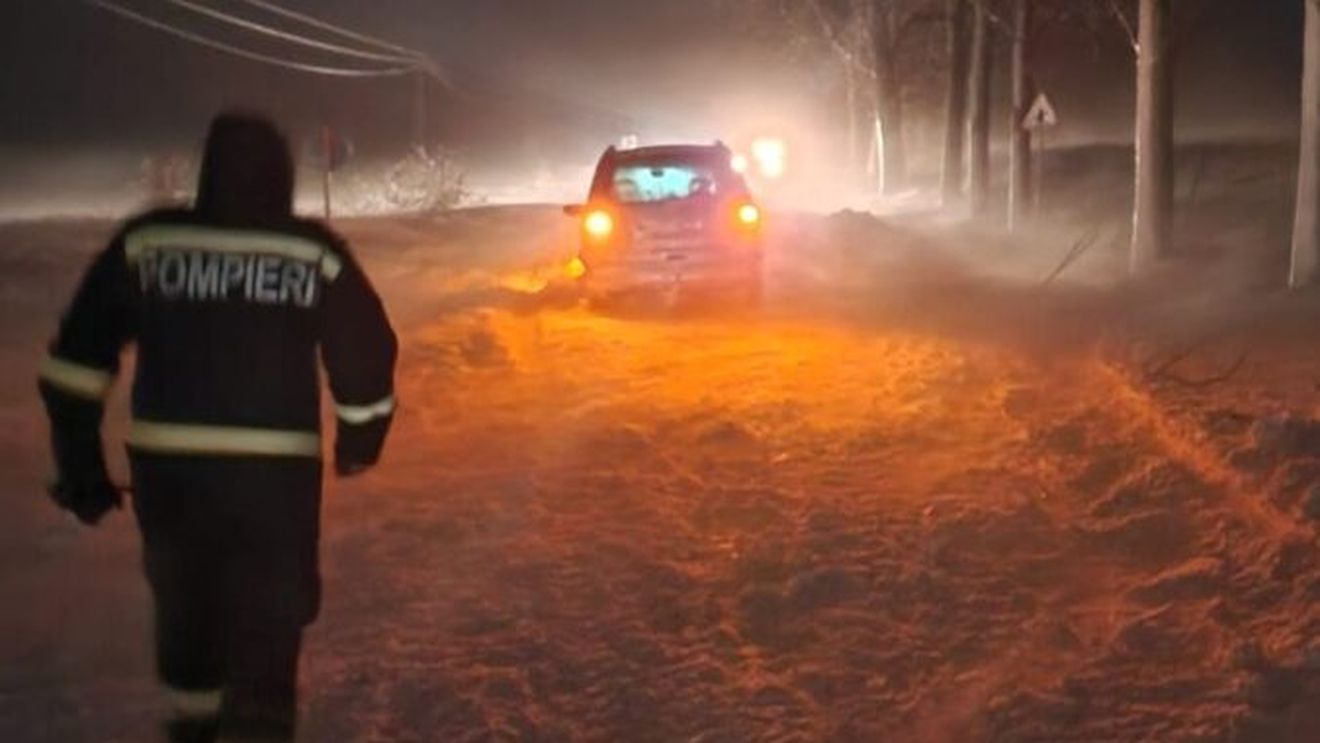 Trei persoane au rămas înzăpezite în Vrancea, pe drumul între Panciu și Haret/ O șenilată intervine pentru evacuare