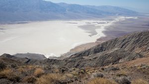 Un lac antic reapare în California după precipitații record