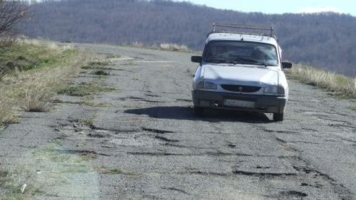 „Drumul Oaselor”, care leagă oraşul minier Berbeşti de comuna Popeştire, se redeschide după 20 de ani / A fost construit în anii '70 pentru camioanele din industria minieră / 450 de persoane ar fi decedat aici