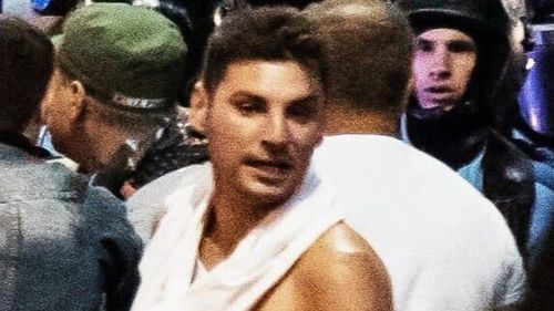 Poliția îl caută pe bărbatul din imagine suspectat că a furat pistolul jandarmeriței