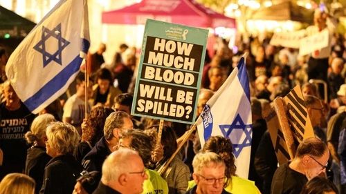 Sute de israelieni demonstrează împotriva guvernului şi a premierului Netanyahu