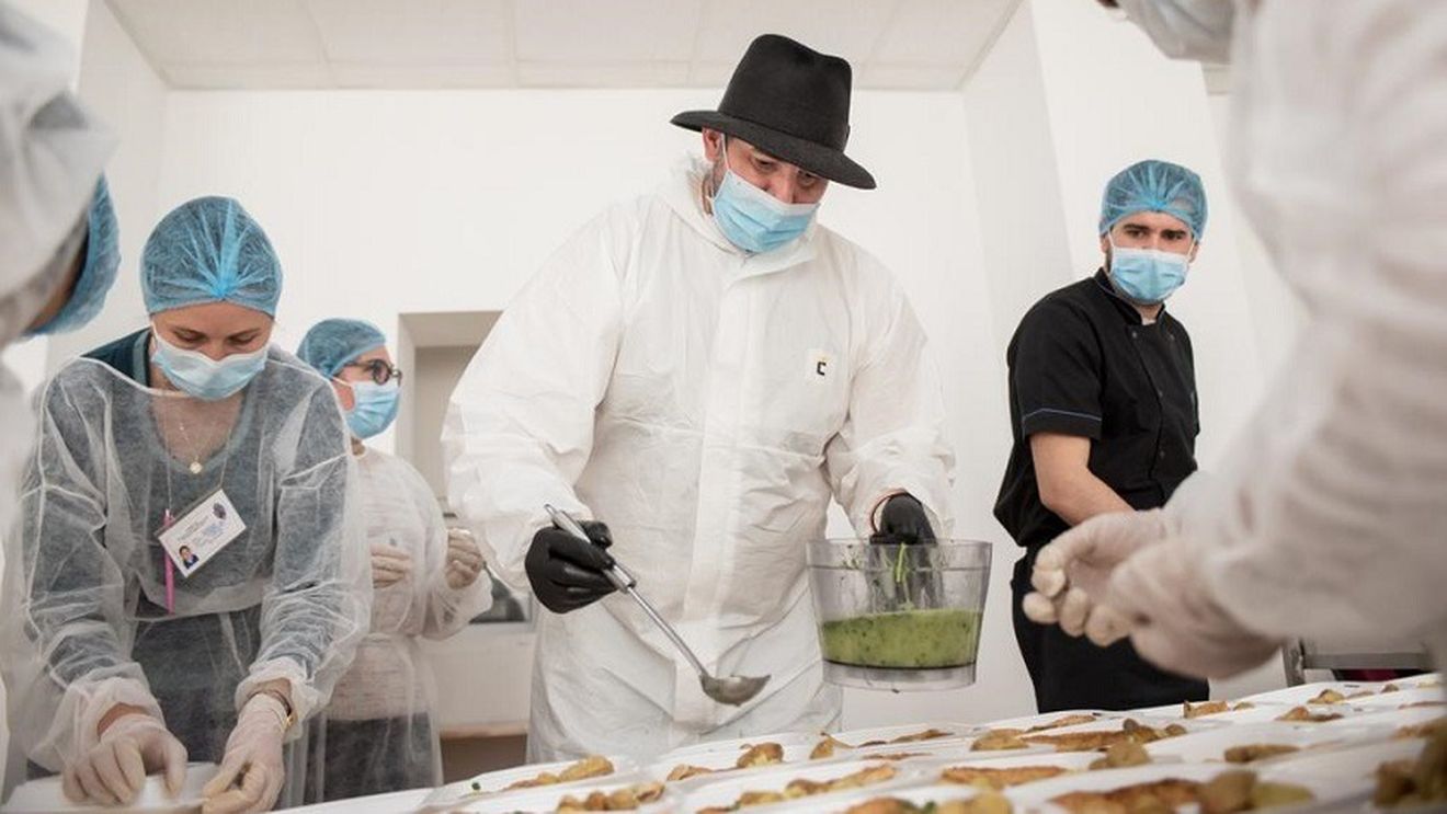 Peste 30.000 de porții de mâncare livrate de chef Adi Hădean și voluntarii săi către personalul medical și persoanele vulnerabile, în prima lună de campanie umanitară Solidar Social