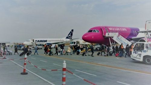 Bătaie între 3 pasageri, unul din Belarus și doi din Georgia, pe o cursă Wizz Air / Avionul care zbura pe ruta Air Memmingen (Germania) - Kutaisi (Georgia) a aterizat de urgență la Cluj