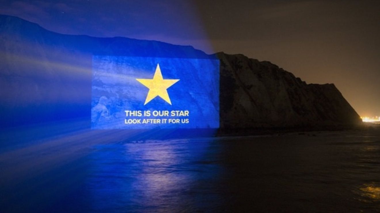 Le Monde: Acordul privind Brexit, amar sentiment de uşurare. Compromisul realizat de Uniunea Europeană şi Regatul Unit pune capăt unei căsătorii din interes care a durat 47 de ani. Scoate în evidenţă şi puterea pe care o pot avea cei 27 când sunt uniţi