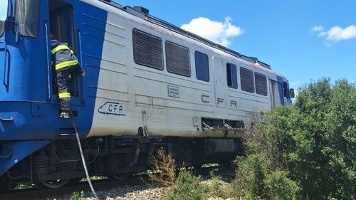 UPDATE Un incendiu puternic a izbucnit în locomotiva unui tren care se deplasa pe ruta Oradea - Mangalia / 120 de persoane au fost evacuate de pompieri