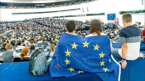 VIDEO INTERVIU Tinerii din UE sunt preocupați de educație, locuri de muncă, dar au și cauze politice, precum schimbările climatice - Stephen Clark, coordonatorul campaniei pentru alegerile europarlamentare