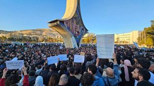 Mii de sirieni alawiţi protestează în stradă, un manifestant ucis. Groapă comună lângă Damasc. Noua putere distruge droguri