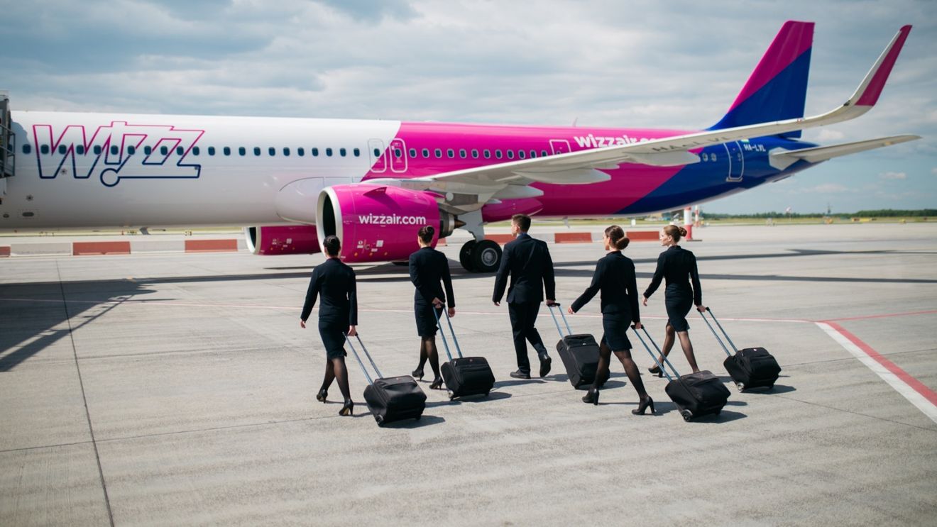 Companiile aeriene revin din criză. Wizz Air vrea să angajeze 800 de noi însoțitori de bord, până la finalul anului / Compania caută și 300 de piloți