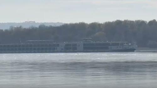 Vas de croazieră eșuat pe Dunăre, la Gârla Mare / La bordul navei sub pavilion elvețian sunt 234 de persoane / Vasul a eșuat pe un banc de nisip, din cauza nivelului scăzut al Dunării / Se deplasa spre Viena