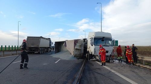 VIDEO Un accident rutier s-a produs în județul Constanța după ce un camion a rupt parapetul şi a pătruns pe sensul opus, lovind un alt camion. Unul dintre autovehicule a luat foc