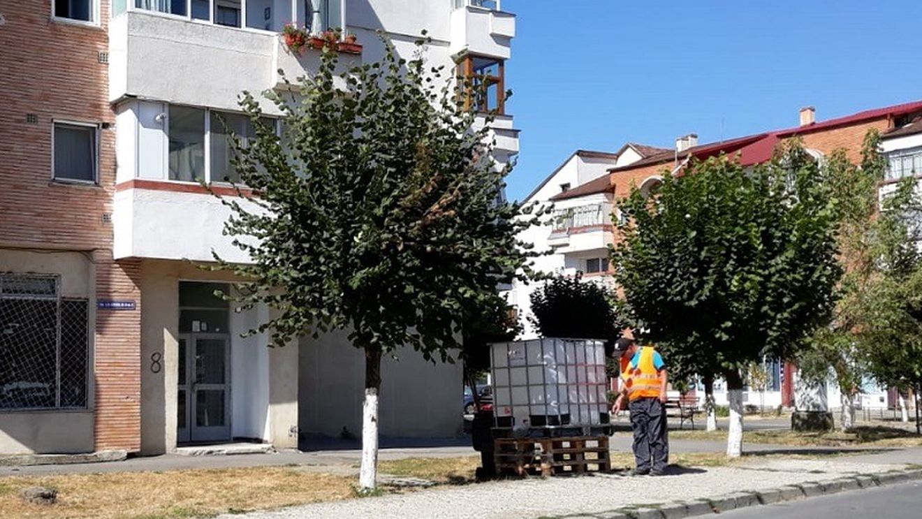 Două orașe din județul Bacău, blocate complet de lipsa apei. Școlile și grădinițele au fost închise din cauza unui lanț de avarii la rețeaua operată de baronul PSD Felix Stroe