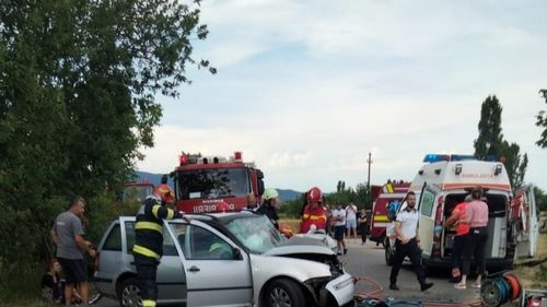 Accident grav în Hunedoara. Opt persoane, printre care cinci copii, implicate/ 7 răniți au fost duși la spital, a fost activat planul roșu de intervenție